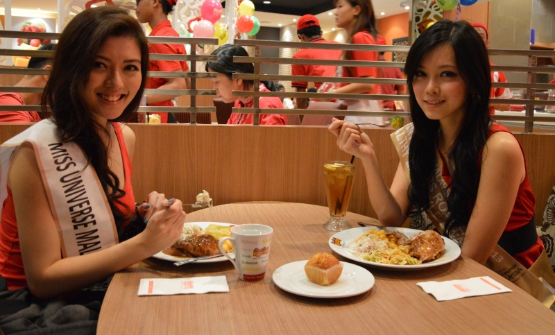 ... Msia 2013 and Natalia Ng, Ms KRR Healthy Lifestyle enjoying the meal