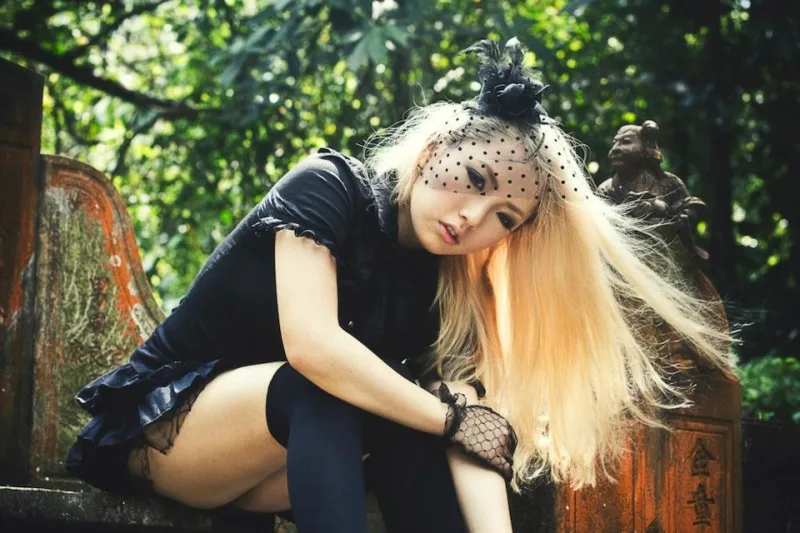 Girls And Money Mai Roars