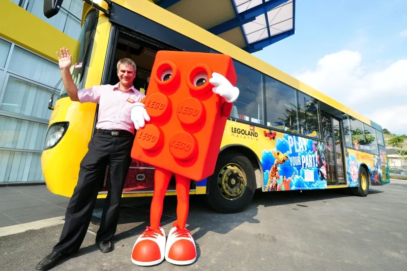 Siegfried Boerst, General Manager LEGOLAND Malaysia and Bricky the LEGOLAND Mascot