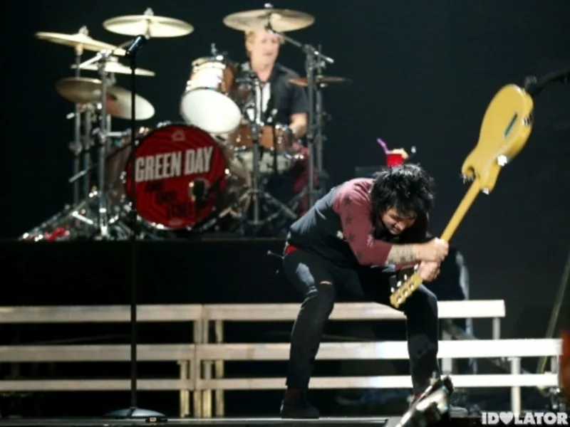 green-day-iheartradio-smash-guitar-600x450