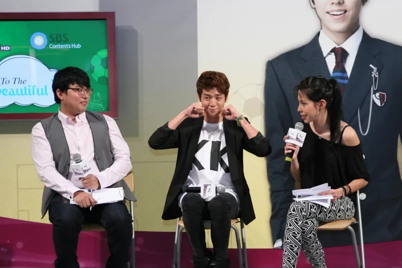 Lee Hyun Woo posed for his fans