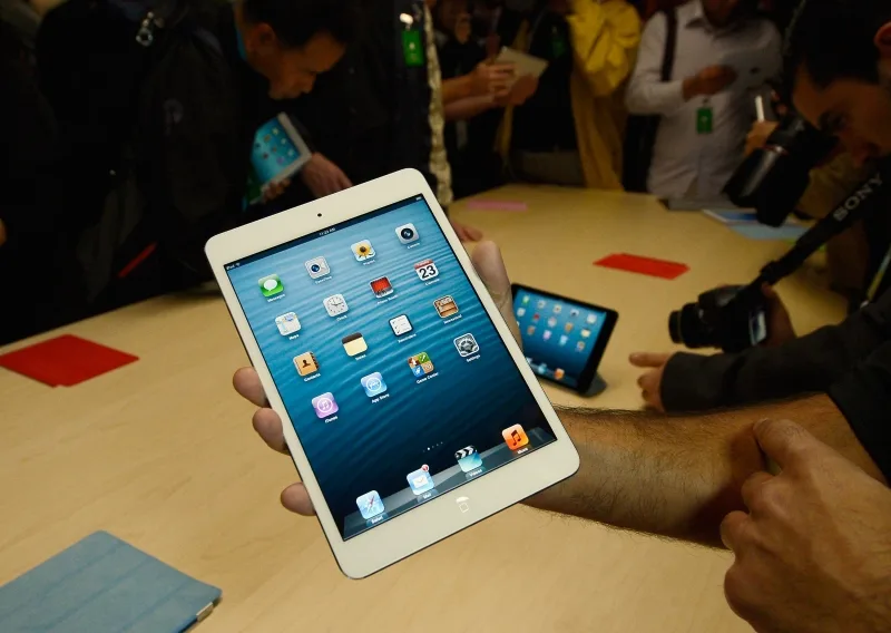 apple-ipad-mini-held