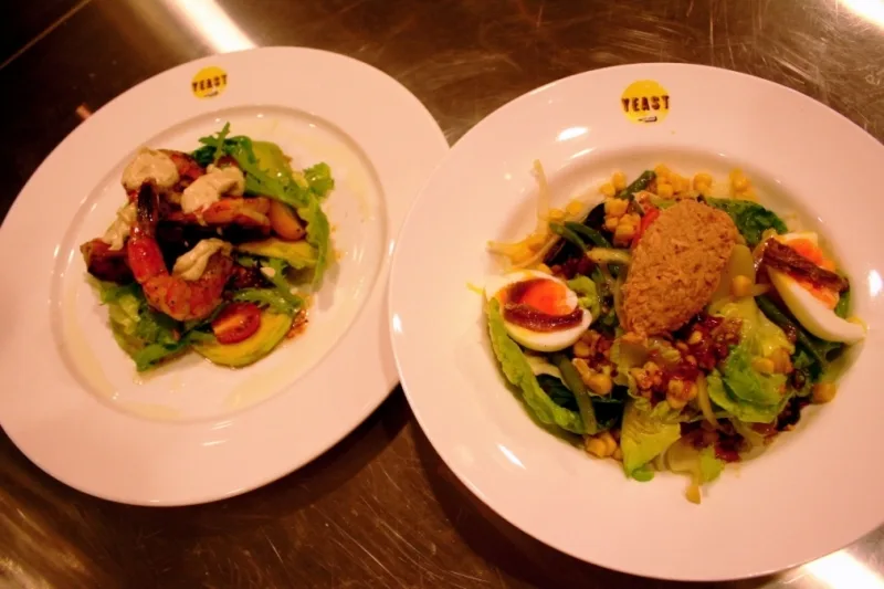 L -Avocat & Crevettes - Avocado & grilled shrimp salad, champagne beurre blanc R - Salade Nicoise tuna-b