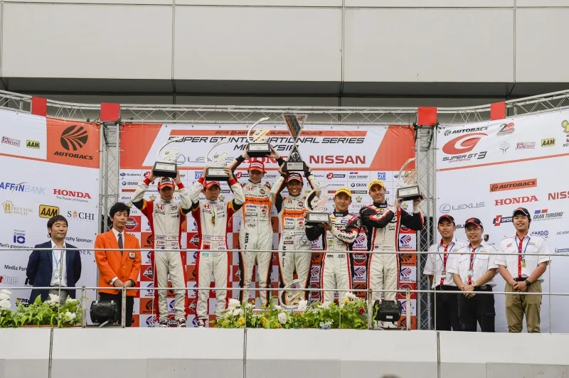 GT 300 Class Winners at Podium_1