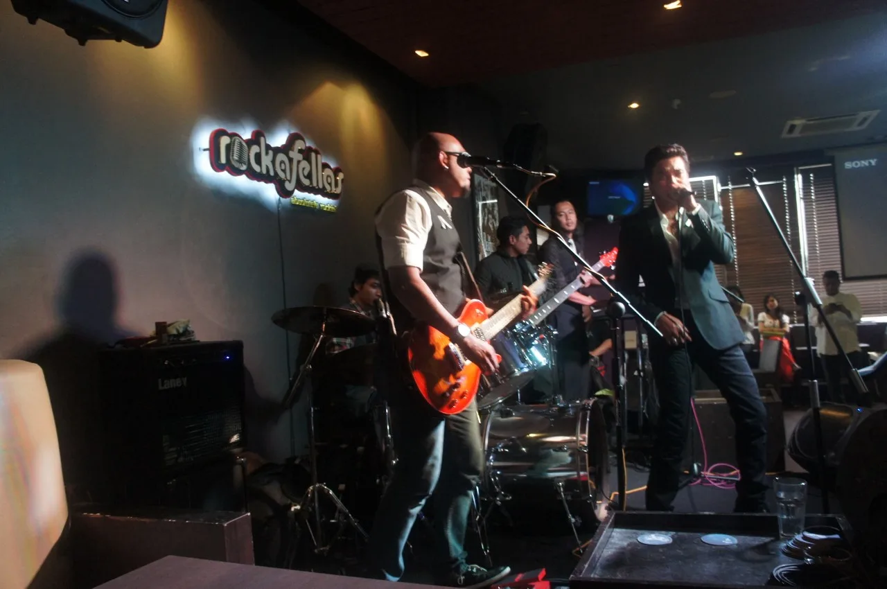 Hydra performing Hujung Mentari live at Rockafellas.