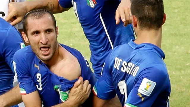 Suarez Bites Chiellini (1)