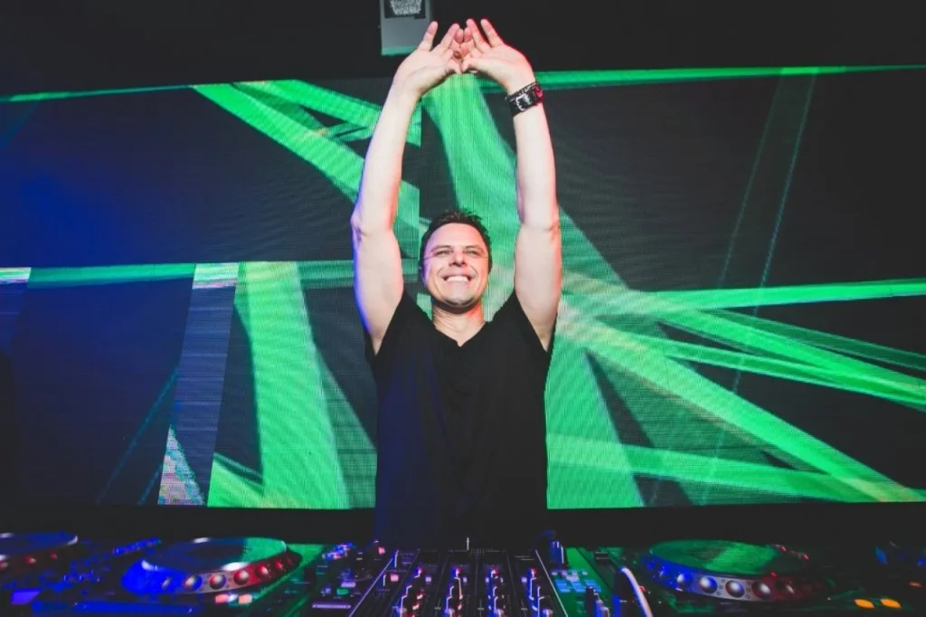 Markus Schulz making it rain at Play Club @ The Roof 
