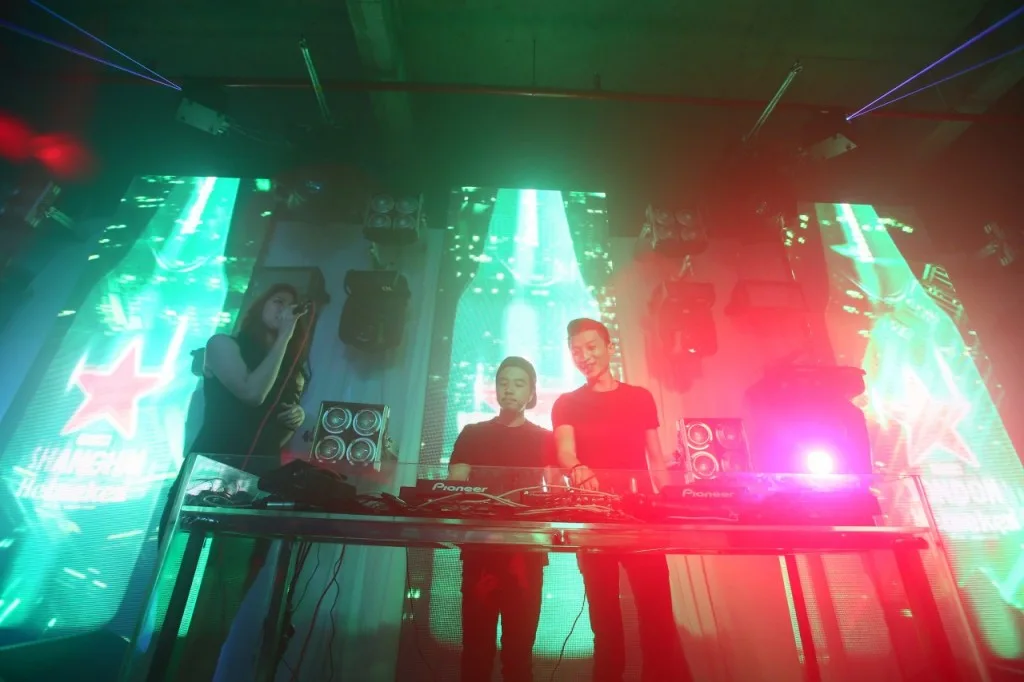 Collaborating for the first time, Malaysia’s Leading DJ Duo, Goldfish & Blink, together with YouTube sensation, Elizabeth Tan, debut their first track together at Heineken’s Cities of the World launch – giving people yet another new, exciting experience in KL. 