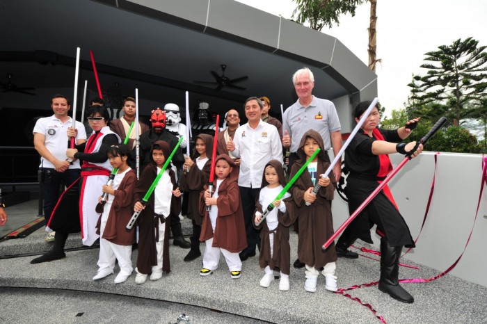Mr. Stefan Bentivoglio, Model Master Builder at LEGOLAND Malaysia Resort (far left), Yang Berbahagia Datuk Dr. Ong Hong Peng, Secretary General, Ministry of Tourism and Culture Malaysia (middle) & Mr. Mark Germyn, General Manager, LEGOLAND Malaysia Resort (far right) accompanied by young padawans and Star Wars Fan Club Members at the launch of LEGO® Star WarsTM Miniland Model Display 
