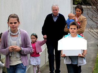 Antonia Kidman with her children & father Dr Anthony Kidman