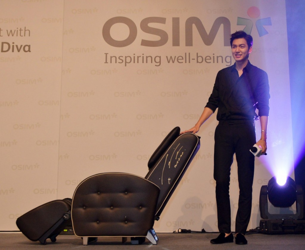 Lee Min-ho posing with the signed OSIM uDiva