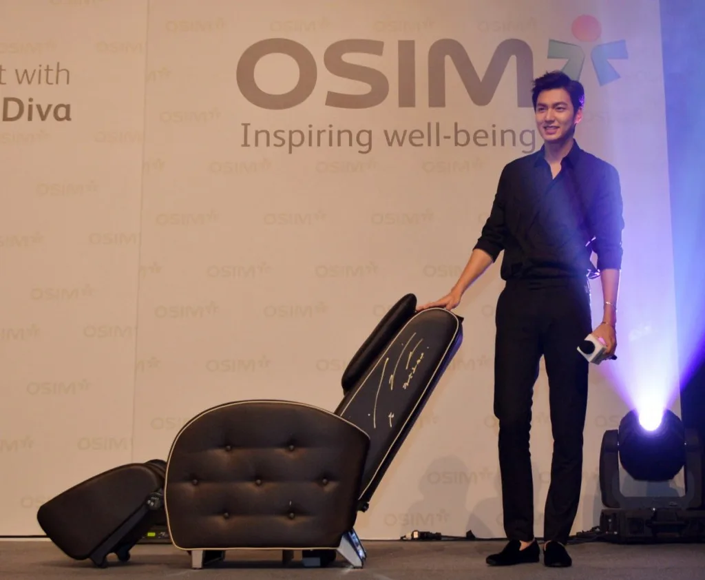 Lee Min-ho posing with the signed OSIM uDiva
