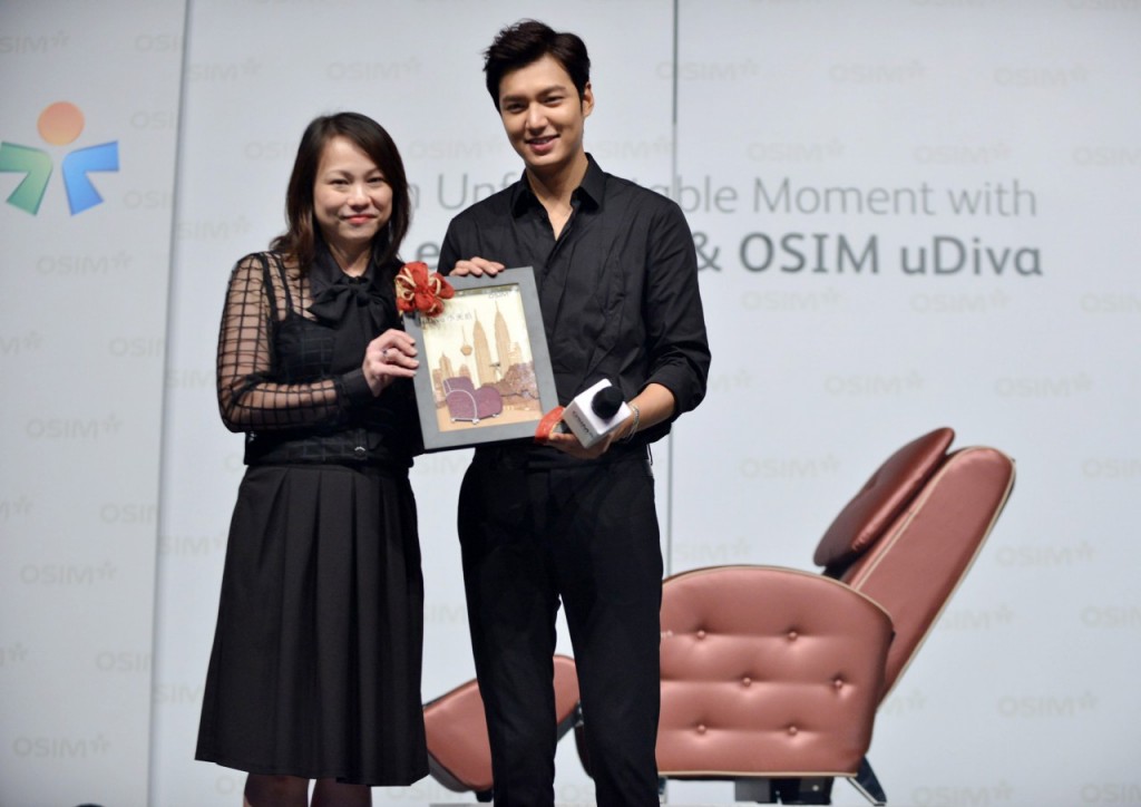 Ms Chia Presenting OSIM Gift to Lee Min-ho