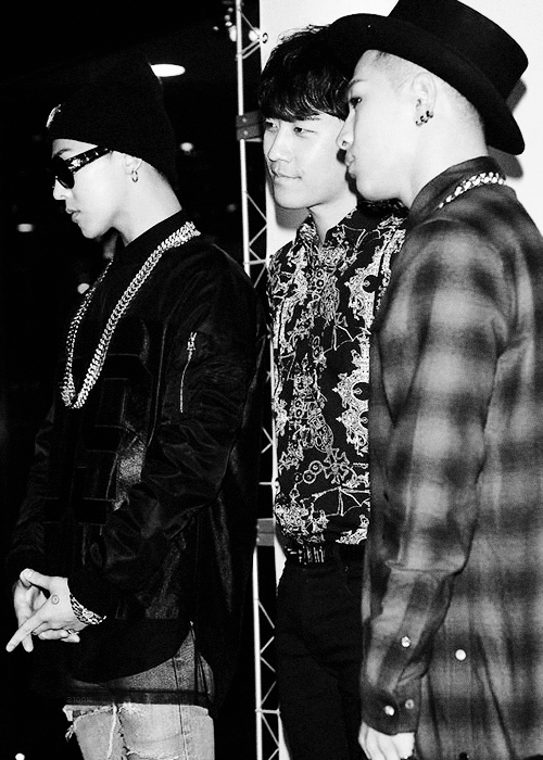 Seungri (centre) with BIGBANG members G-Dragon (left) & Taeyang (right)