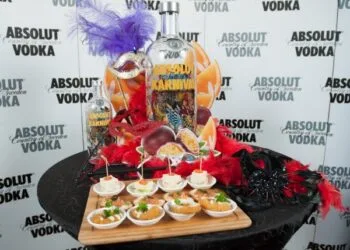 The new Absolut Karnival bottle design by Marvel artist Rafael Grampá embodies the transformative spirit of the Brazilian Carnival.