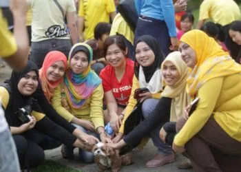 A group of Muslim ladies get acquainted with a dog at the ‘I want to touch a dog’ event at 1Utama’s central park earlier this morning, October 19, 2014. — Pictures by Choo Choy May (Source: www.mmail.com.my)