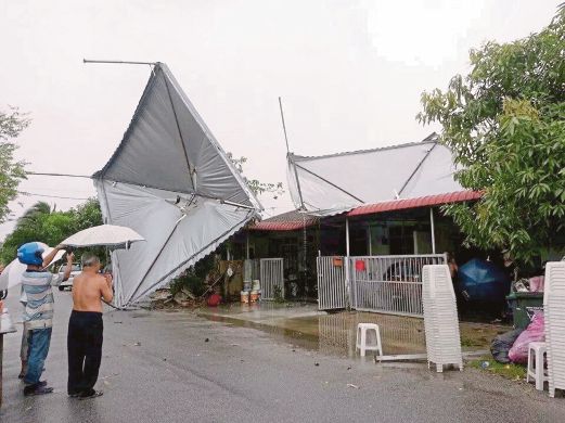 The tornado aftermath at Taman Sri Kota, Kuala Kedah (Source: nst.com.my)