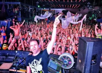 Photo via Gareth Emery on Facebook