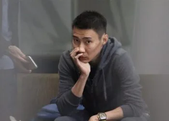Chong Wei waiting for his flight to Norway at KLIA on Monday. (Source: Star Online)
