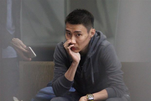 Chong Wei waiting for his flight to Norway at KLIA on Monday. (Source: Star Online)
