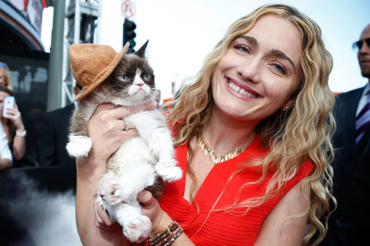 Grumpy Cat & owner Tabatha (Source: www.ibtimes.co.uk)