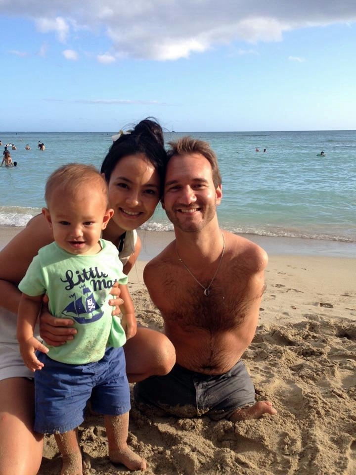 Nick Vujicic, his wife Kanae and son Kiyoshi in Hawaii. (Source: Nick Vujicic's Facebook page)