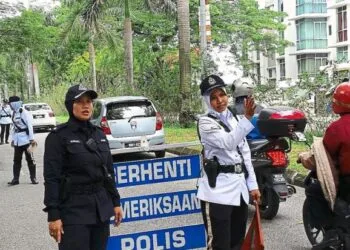 The all-woman team manning a roadblock in Petaling Jaya (Source: The Star Online)