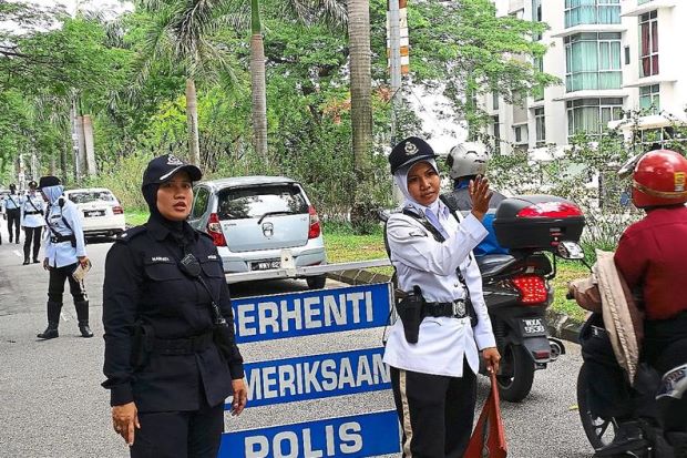 The all-woman team manning a roadblock in Petaling Jaya (Source: The Star Online)
