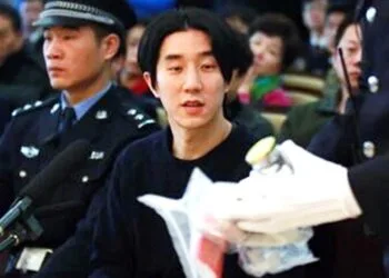 Jaycee Chan looks at evidence during today's trial (Source: Beijing Court's Weibo)
