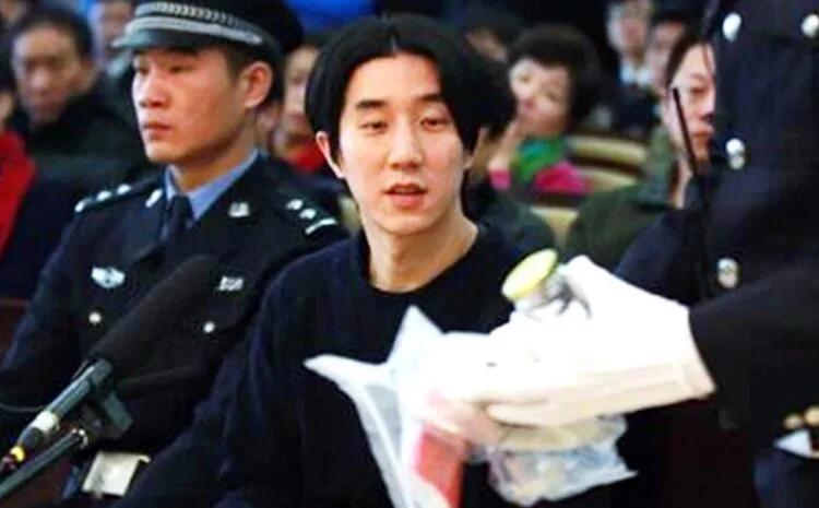 Jaycee Chan looks at evidence during today's trial (Source: Beijing Court's Weibo)
