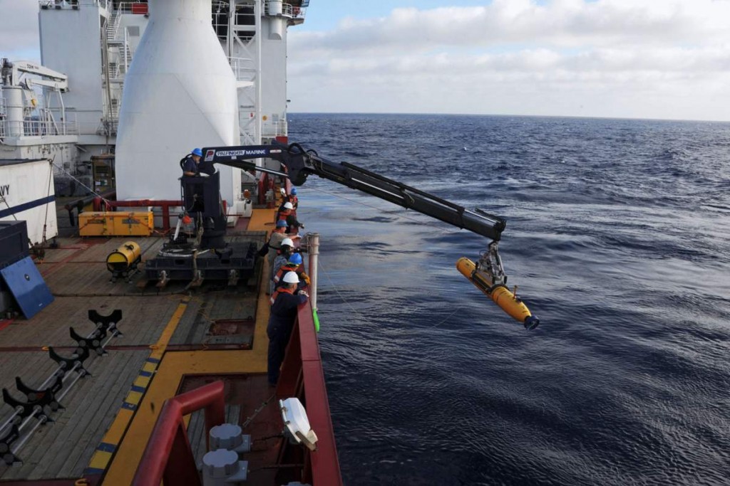 Crew aboard the Australian Defence Vessel Ocean Shield move the U.S. Navy's Bluefin-21 autonomous underwater vehicle into position for deployment in the southern Indian Ocean to look for the missing Malaysia Airlines flight MH 370, April 14, 2014. (Source: U.S. Navy/Reuters)