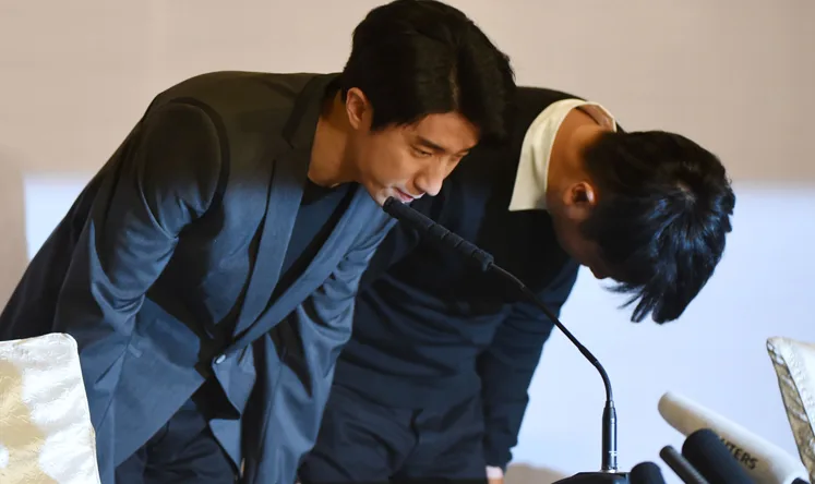 Jaycee Chan bowing after a press conference in Beijing on 14th Feb 2015 following his release from jail. (Source: AFP / Greg BAKER)