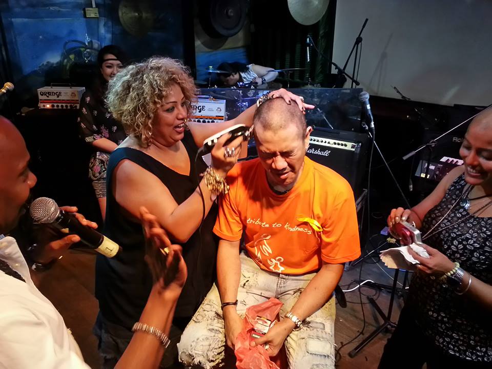Last to go bald....Tony Siew being shaved by Jasmine Charles (pix by Judy)