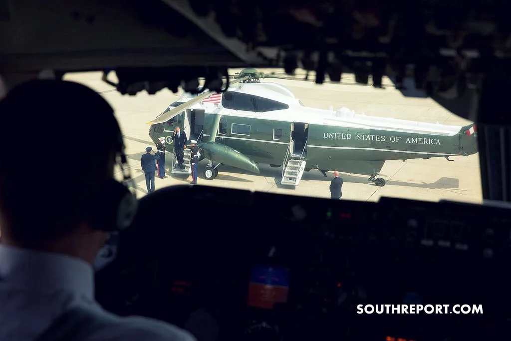 Cockpit-view-of-Airforce-One-as-President-Obama-arrives-in-Marine-One