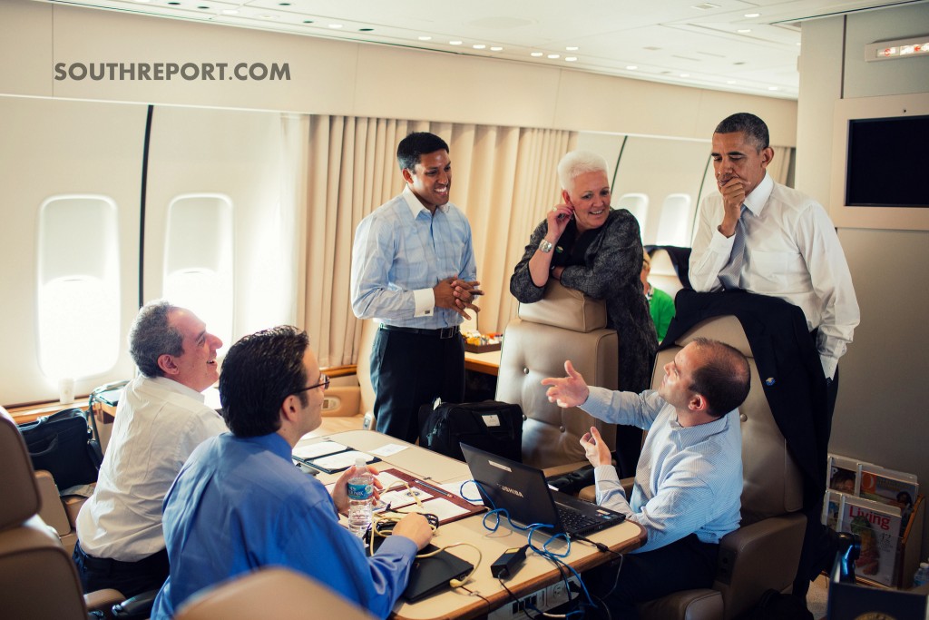 President Obama talks to senior advisors aboard the Air Force One (Source: South Report)