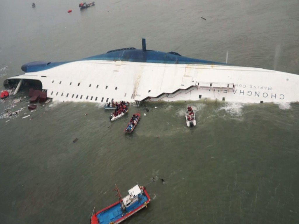 South Korean ferry Sewol sinking on 16th April 2014 (Source: ibtimes)