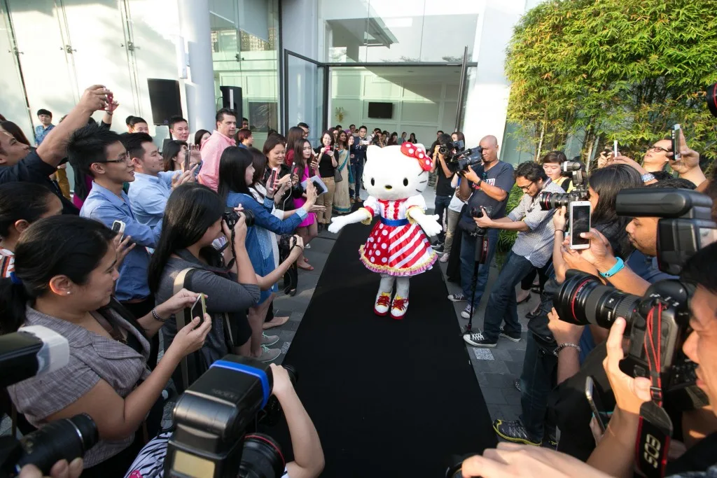 Hello Kitty and the paparazzi