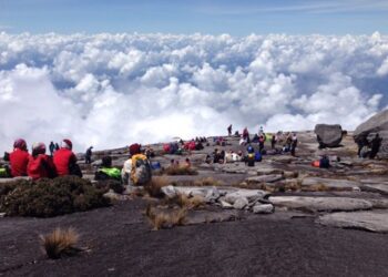 Photo: Climbers wait for rescue atop Mount Kinabalu after the earthquake hit. (Supplied: Vee Jin Dumlao)