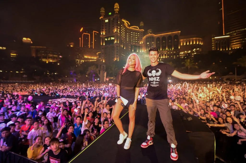 MTV VJs Hanli Hoefer and Alan Wong at MTV World Stage Malaysia 2015 on 12 Sep (Credit - MTV Asia & Kristian Dowling)