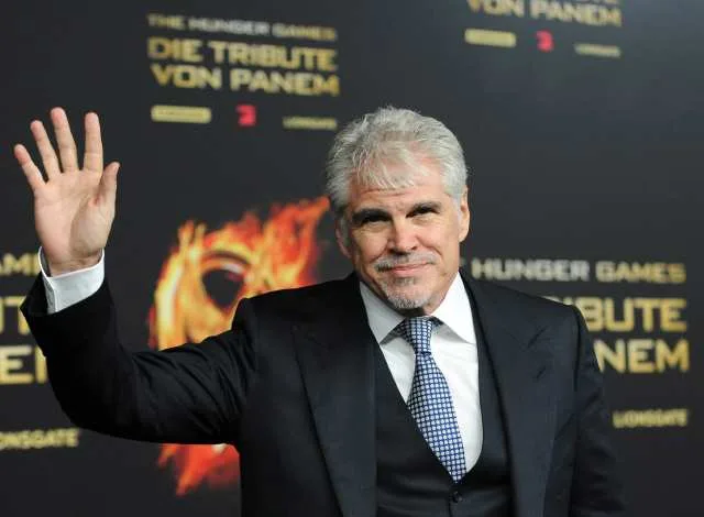 epa03147931 US director Gary Ross arrives for the premiere of his movie 'The Hunger Games' in Berlin, Germany, 16 March 2012. The movie opens in German theatres on 22 March. EPA/BRITTA PEDERSEN