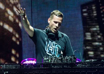 LOS ANGELES, CA - JULY 27: DJ Kaskade performs at Staples Center on July 27, 2012 in Los Angeles, California. (Photo by Chelsea Lauren/WireImage)
