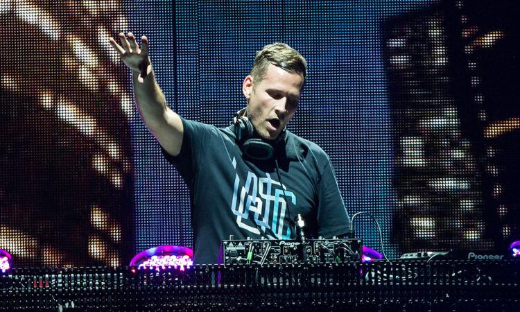 LOS ANGELES, CA - JULY 27: DJ Kaskade performs at Staples Center on July 27, 2012 in Los Angeles, California. (Photo by Chelsea Lauren/WireImage)