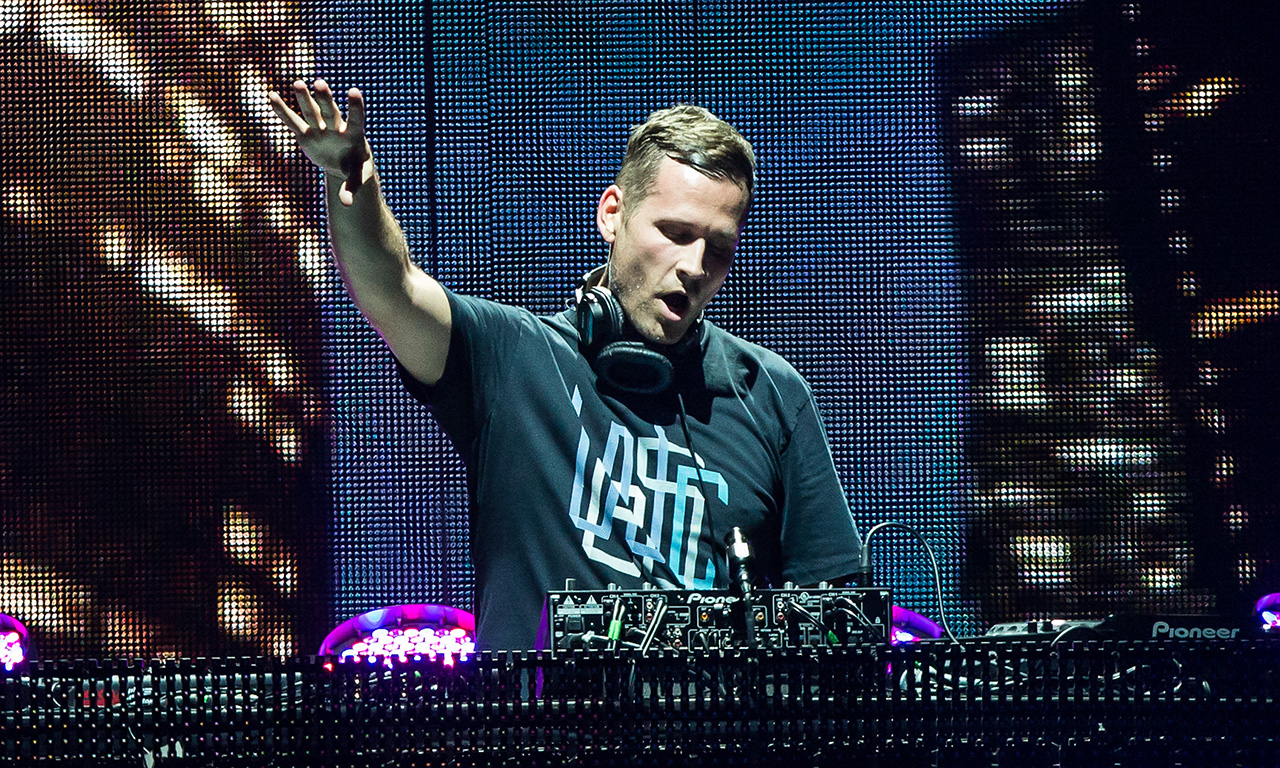 LOS ANGELES, CA - JULY 27:  DJ Kaskade performs at Staples Center on July 27, 2012 in Los Angeles, California.  (Photo by Chelsea Lauren/WireImage)