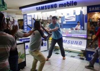 KUALA LUMPUR 20 DECEMBER 2015. Berlaku pergaduhan dengan peniaga telefon antara aktivis dan pengadu berpunca daripada pertikaian penipuan pembelian telefon pintar di Kompleks Kotaraya, Kuala Lumpur. NSTP/Aizuddin Saad