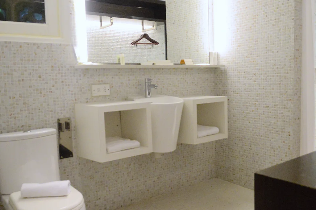 Naumi Liora Bathroom