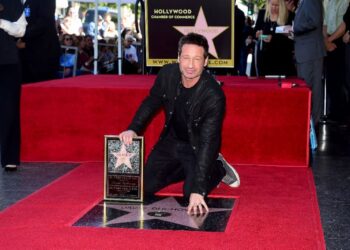 Actor David Duchovny poses with a plaque on his freshly unveiled Hollywood Walk of Fame Star, on January 25, 2016 (AFP Photo/-, Frederic J. Brown)