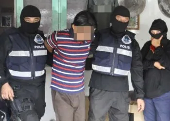 One of the seven suspected IS militants detained by police. (Source: The Star Online)