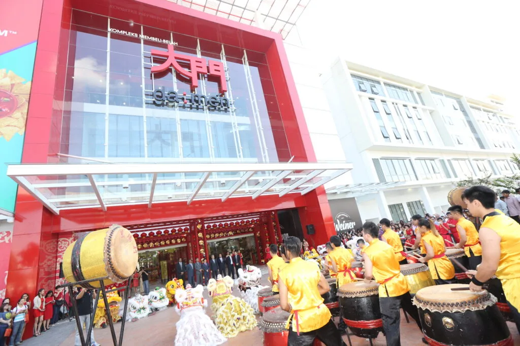 damen opening image 1