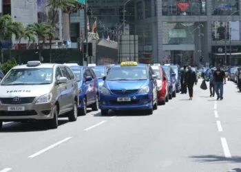 KUALA LUMPUR 29 MARCH 2016. Mogok membantah `Grab Taxi' di Jln Bukit Bintang. NSTP/YAZIT RAZALI