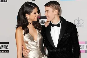 justin-bieber-selena-gomez-2011-ama-red-carpet-billboard-650